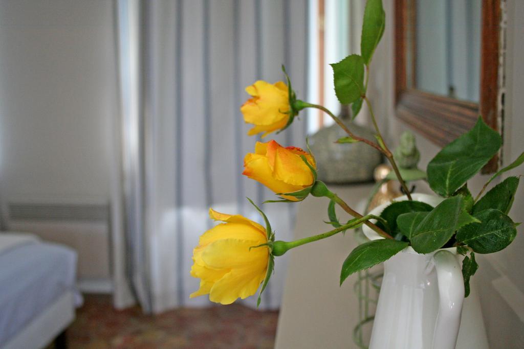 Le Petit Manoir De La Vernelle Bed and Breakfast Fourmetot Habitación foto